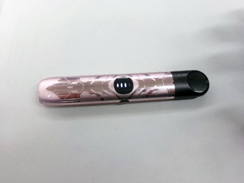 男の自宅から押収された加熱吸引器具。右側部分にリキッドを入れ、先端の穴から吸引する。バッテリーが内蔵され、電源を入れると加熱される仕組みだという（県警提供）