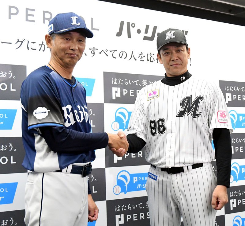 プロ野球の開幕が２７日に迫る中、前日会見で握手する千葉ロッテのサブロー監督（右）と西武の西口監督＝２６日、千葉市美浜区のＺＯＺＯマリンスタジアム　森大輔撮影