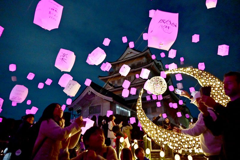記念オブジェがともされる中、夜空に浮かぶ桜色のランタン＝２７日、千葉市中央区の亥鼻公園
