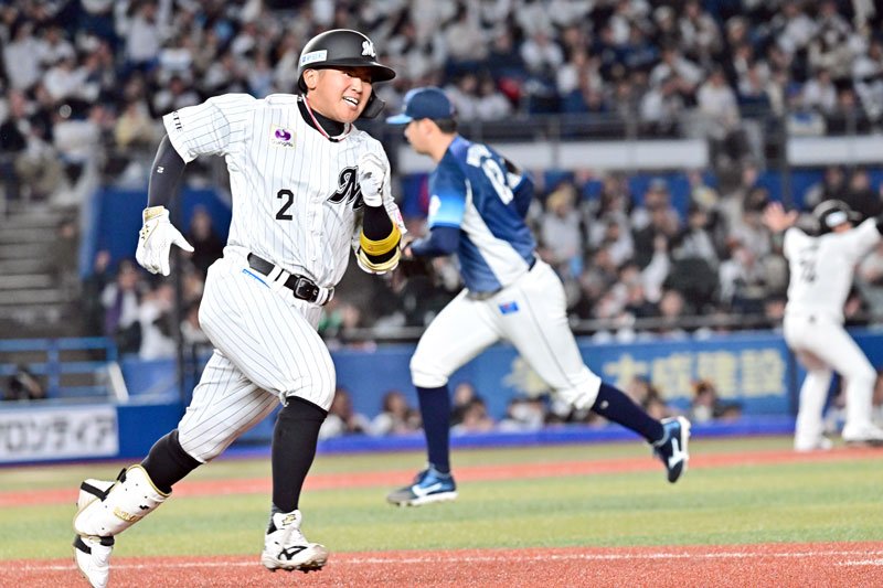 ４回千葉ロッテ１死満塁、松川が左前適時打を放つ