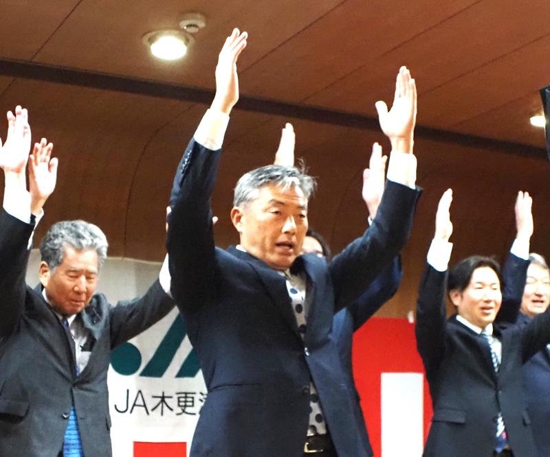 ４選が決まり、万歳をする渡辺氏（中央）＝２９日深夜、木更津市
