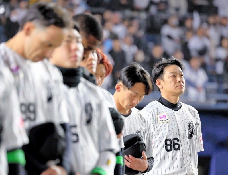 開幕戦で西武を３―１で下し、指揮官として公式戦初白星を飾ったサブロー監督（右）