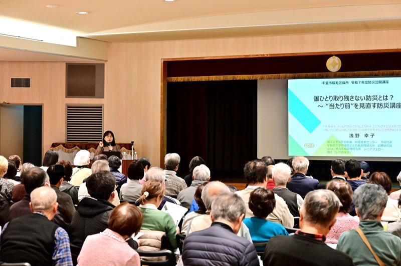 「被災者が支援を受けるのは権利」と説明し、「ニーズが表に出てこないと支援が遅れる」と説明する浅野さん＝３月１４日、千葉市稲毛区
