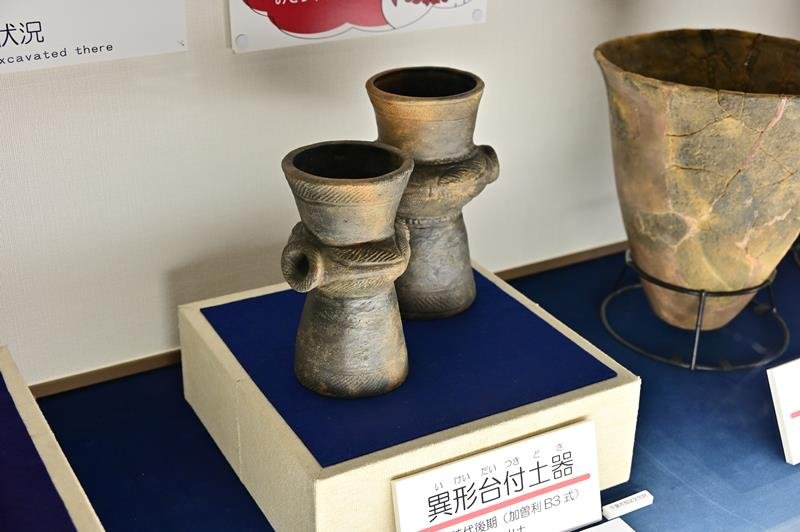 千葉市指定文化財に指定された異形台付土器＝千葉市若葉区の市立加曽利貝塚博物館