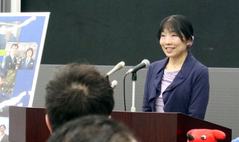 職員らに講演する青山彩子千葉県警本部長＝３月２３日、千葉市中央区の県警本部