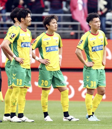 鹿島に敗れ肩を落とす鈴木大主将（左）らジェフ千葉イレブン＝３月２２日、メルスタ