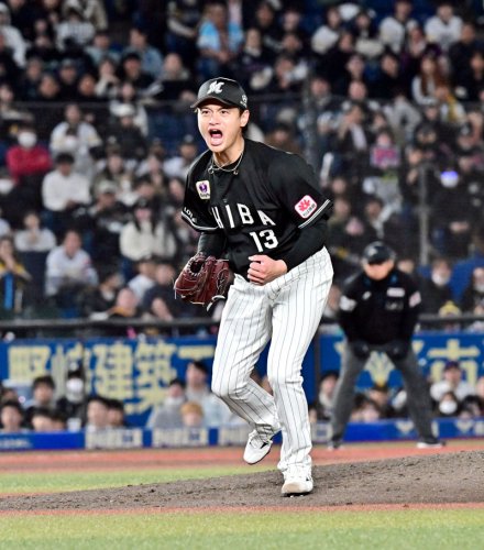 ６回ソフトバンク２死。柳田を空振り三振に仕留め雄たけびを上げる千葉ロッテ・毛利＝ＺＯＺＯマリン