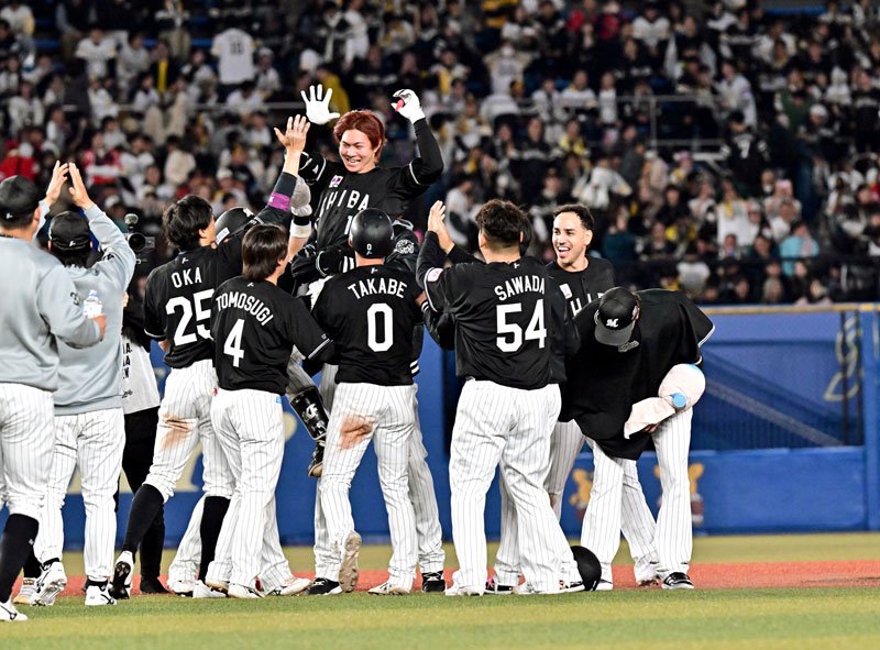 ソフトバンク戦の９回、サヨナラの２点二塁打を放った千葉ロッテ・藤原（中央奥）＝ＺＯＺＯマリン