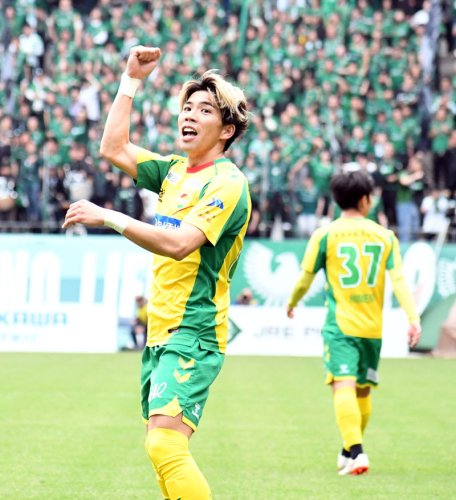 千葉－東京Ｖ　後半、勝ち越しゴールを決め、サポーターと“ジェフ三唱”で喜びを分かち合う千葉・日高＝フクアリ