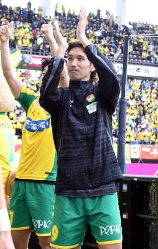 試合後、サポーターにあいさつする千葉・呉屋