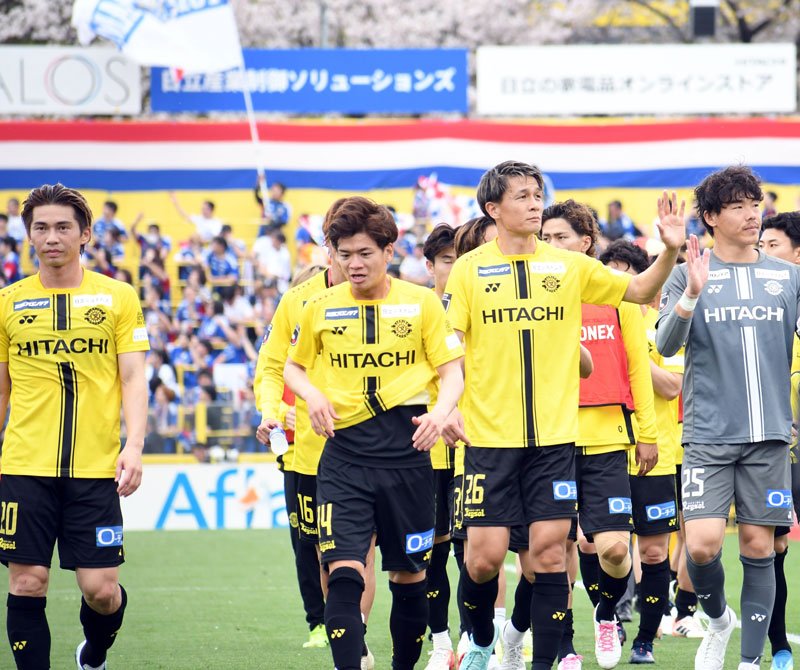 柏―横浜Ｍ　横浜Ｍに３―０で完勝した後、サポーターへあいさつする柏イレブン＝三協Ｆ柏