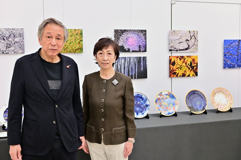 由宇芳上さん（左）と妻の恵子さん＝７日、東京都中央区の「銀座　伊東屋」
