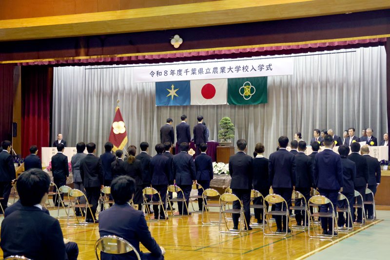 新入生８１人が希望を胸に入学した＝８日、東金市