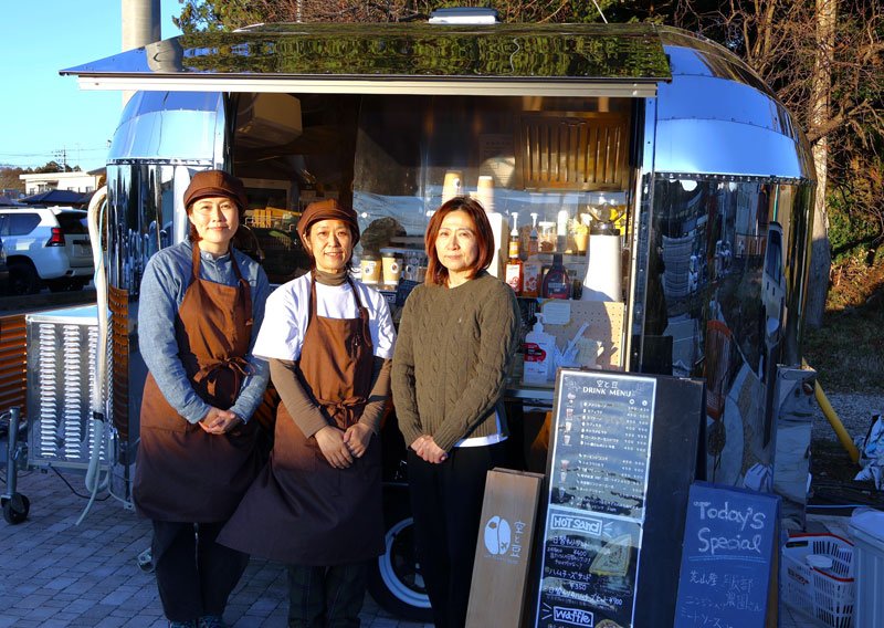 芝山町役場前に町民の憩いの場となるトレーラーカフェ「空と豆」をオープンさせた（左から）萩原さん、松本さん、真行寺さん
