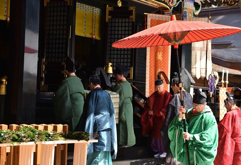 「式年大祭」で天皇陛下の勅使が御幣物を奉納した＝１４日、香取市の香取神宮