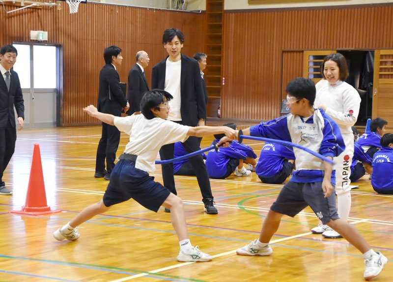 館山市内の中学校で開催されたフェンシングの体験会＝２０２４年１２月