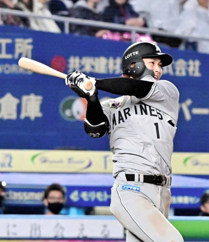 ４回千葉ロッテ２死二、三塁、藤原が右前に勝ち越しの２点適時打を放つ＝ＺＯＺＯマリン