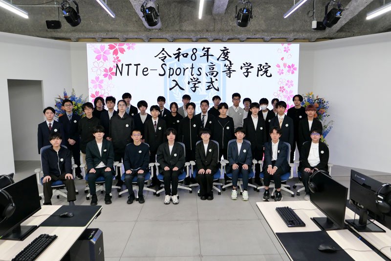 入学式後に記念撮影をする新入生たち＝１８日、千葉市中央区