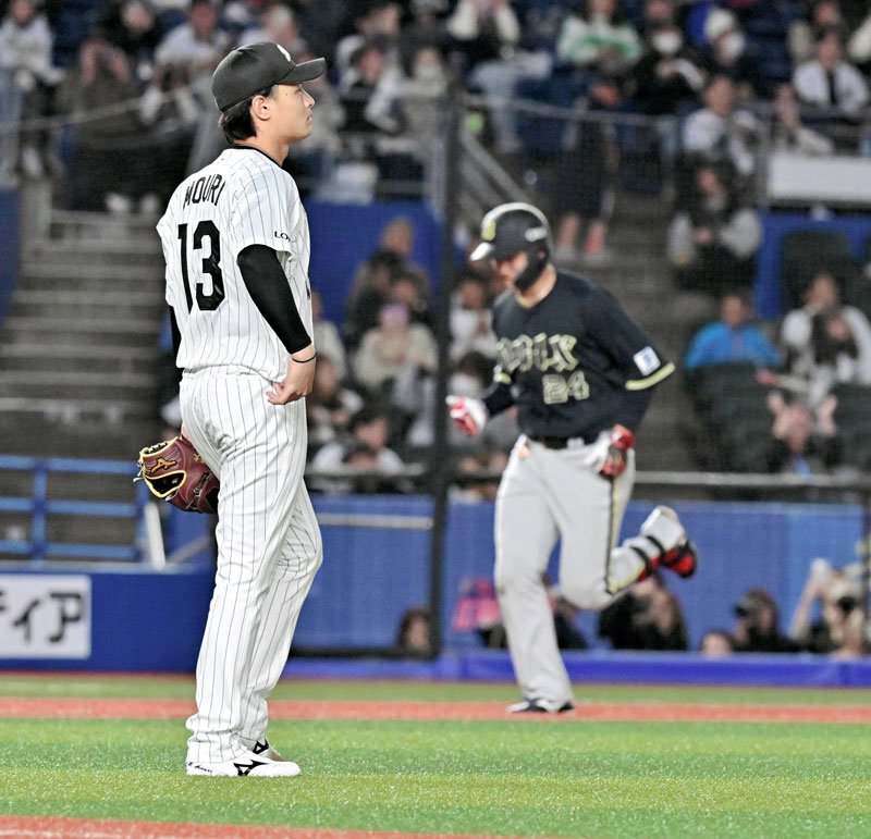 オリックス戦の５回、紅林（奥）に勝ち越し３ランを浴びる千葉ロッテ・毛利＝２２日、ＺＯＺＯマリン

