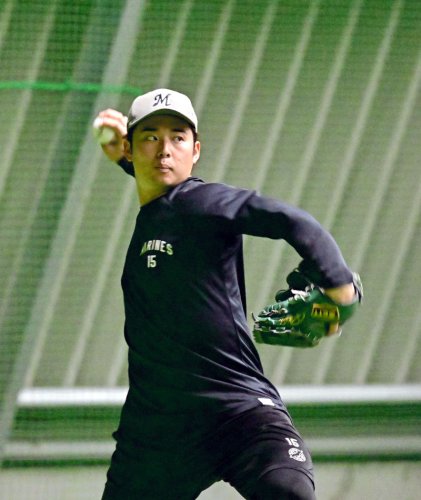 オリックス戦が雨天中止となった２３日、室内練習場で調整する千葉ロッテ・横山＝ＺＯＺＯマリン