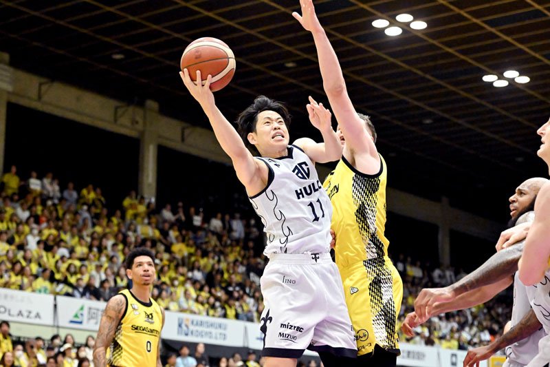 ＳＲ渋谷―Ａ千葉　第１クオーター、インサイドに切り込み得点するＡ千葉・杉本＝青山学院記念館