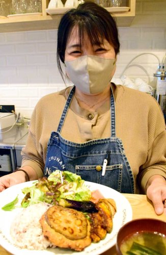 ちょうなんプレートを提供する長沼さん＝長南町のちょうなん西小カフェ