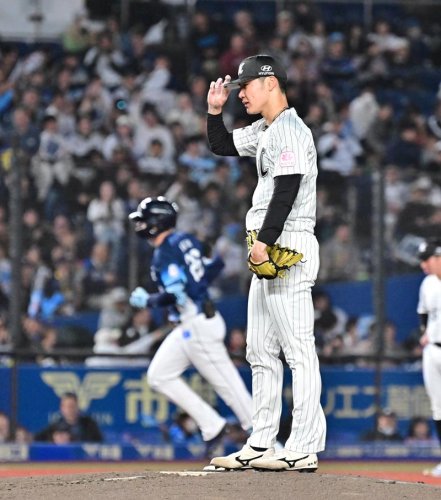 西武戦の３回、ネビン（手前）にソロ本塁打を浴びた千葉ロッテ・広池＝ZOZOマリン
