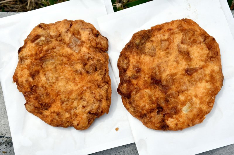 浦安市民まつりで、猫実４丁目自治会は１個２５０円で販売、１２００個を完売した＝浦安市