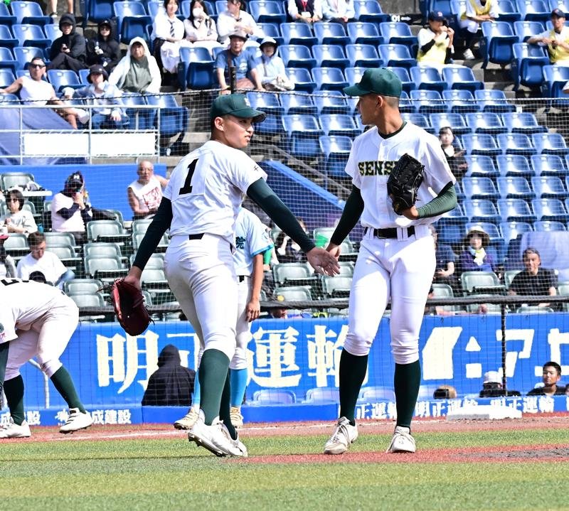 山梨学院―専大松戸　７回、畠山（右）にマウンドを譲る専大松戸先発の門倉＝ＺＯＺＯマリン
