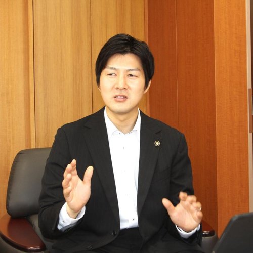 インタビューに応じる渡辺秀和市長＝南房総市役所
