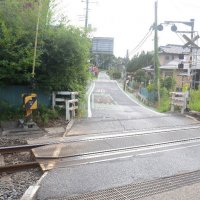 当時の冠水道路をＪＲ総武本線踏切から望む