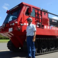 中型水陸両用車「レッド・バスティオン」と園児救助時に運転した新堀消防司令補