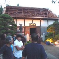 本堂の屋根が吹き飛んだ真光寺。近隣住民が後片付けに駆けつけた＝２日午後６時半ごろ、野田市岩名