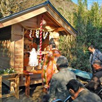 氏子らが集まり執り行われた三柱神社仮宮のみ霊入れ＝２１日、富津市