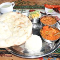 ランチの人気メニューはカレー２種にチキンなどが付くＣセット（１２９０円）