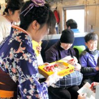 車内にイチゴの香り　“はいからさん”が産地ＰＲ　ＳＬ人気で盛況　東庄