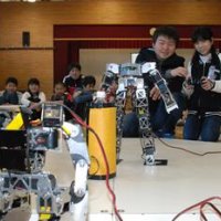 「動きスムーズ」と感動　格闘ロボ操縦体験　千葉工大生が製作　船橋・二宮小