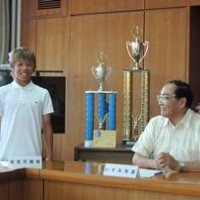 岩見君日本人初Ｖ　「世界で活躍したい」　いすみ市長に報告　米サーフィン選手権大会