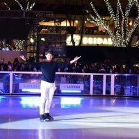 フィギュア元五輪代表・小塚崇彦さんが“滑り初め”　スケートリンクとイルミネーションがコラボ　千葉市