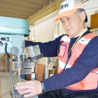 遺跡の案内だけでなく、縄文体験会に使う道具も手作りする