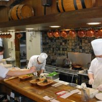 デリバリー用のパスタなどを用意する従業員
