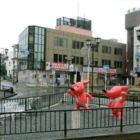 像があるのは柵で囲まれた小さな公園状の場所。ベンチで休むこともできる