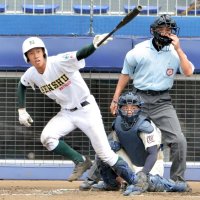 専大松戸―市船橋　６回表専大松戸無死一、三塁、江波戸が左前に勝ち越し適時打を放つ＝県総合ＳＣ