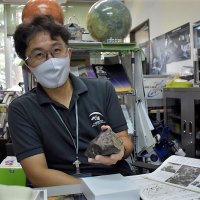 サハラ砂漠で見付かった隕石を紹介しながら研究の意義などを語る阿部新助さん＝船橋市の日本大学理工学部船橋キャンパス