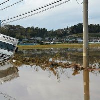 記録的豪雨で冠水した道路や田んぼ。乗り捨てられたトラックや流された車が浮いていた＝昨年１０月２７日、佐倉市
