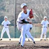 選抜高校野球大会出場に備え練習する専大松戸の深沢（中央）ら＝２５日、松戸市内