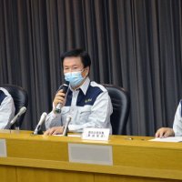 県内今季７例目の鳥インフルエンザ発生を受け開かれた対策本部会議。森田知事（中央）は「まさに緊急事態」と危機感をあらわにした＝７日、県庁