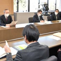 佐藤教育長（右）に調査内容を報告する金子委員長（奥の左）＝８日、野田市