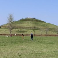 新興地区に現れる“古墳”　古代風モニュメント群（印西市）【千葉まちなかアート】