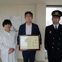 田向消防長（右）から感謝状を贈られた樋口さん夫妻（銚子市消防本部提供）
